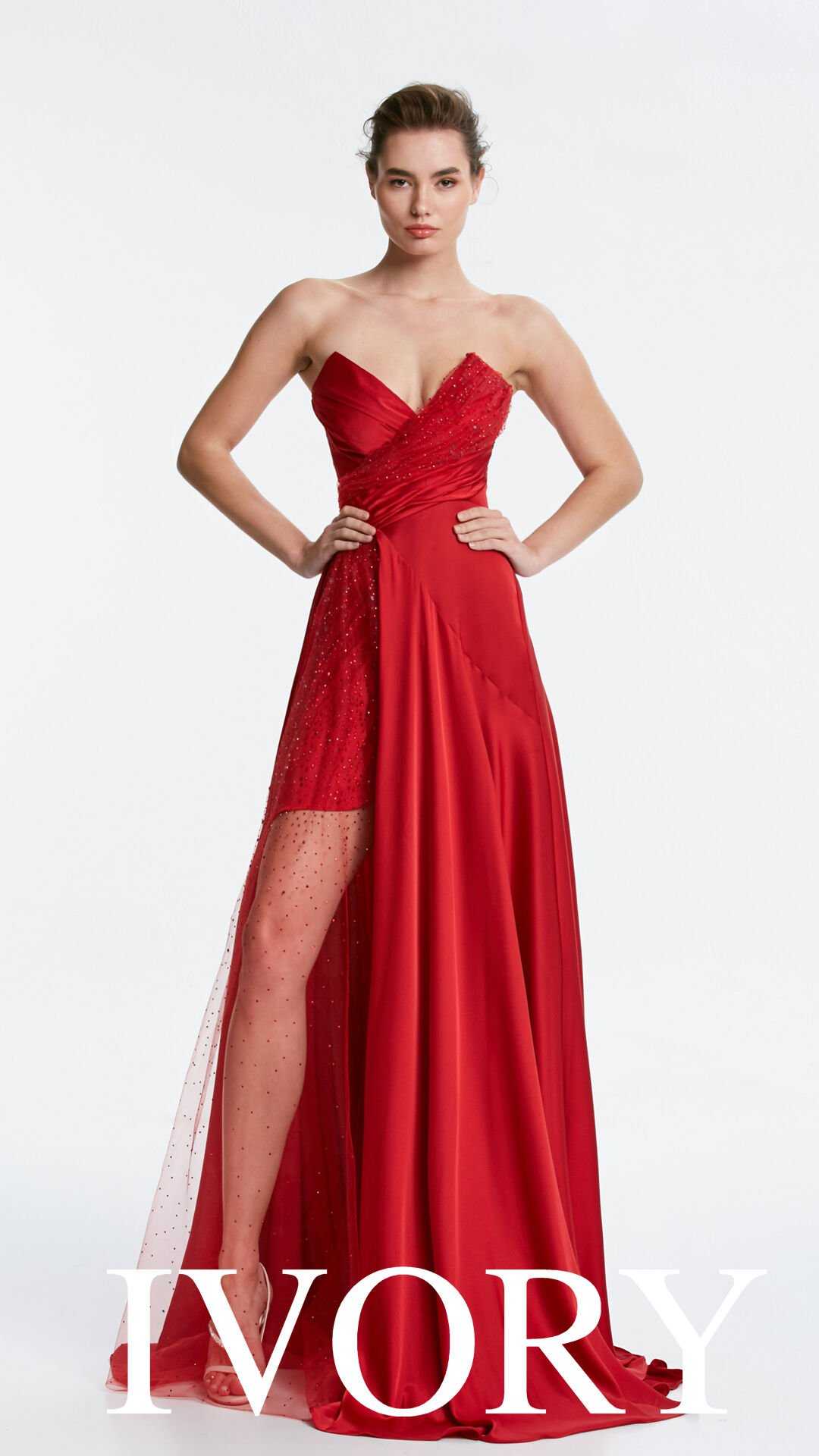 Frau mit einem elegante rotem Abendkleid
