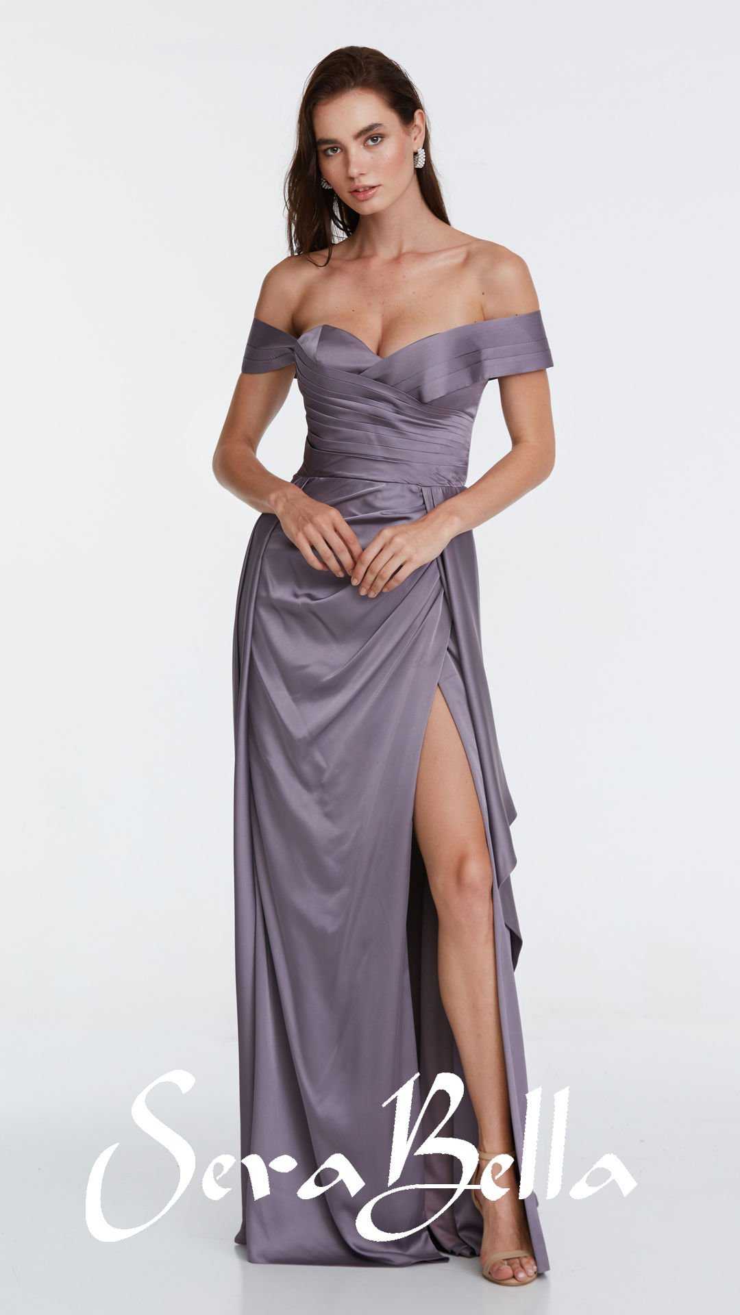 Frau mit elegantem lila Kleid